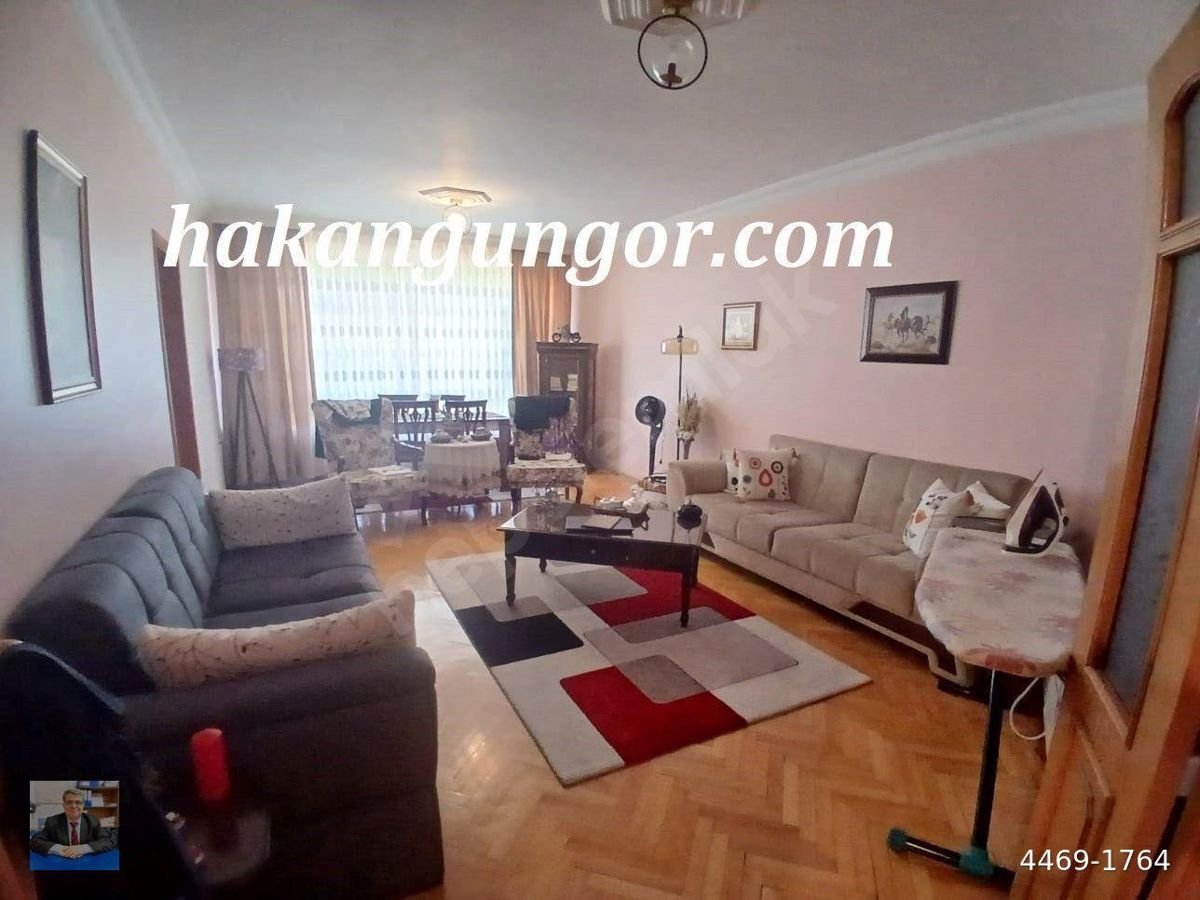 Bando Sokak İle Köknar Sokak Köşe Binada, Katta..
