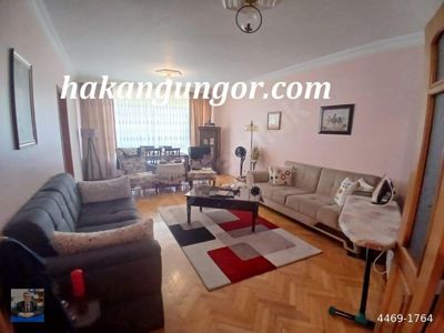 Bando Sokak İle Köknar Sokak Köşe Binada, Katta..